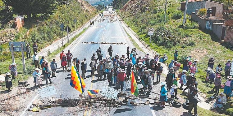 Pese a acuerdos, evistas seguirán bloqueando caminos de manera indefinida