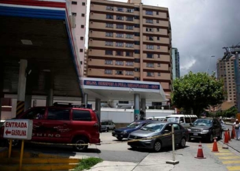 YPFB asegura abastecimiento de combustible y pide a la población evitar filas en estaciones de servicio