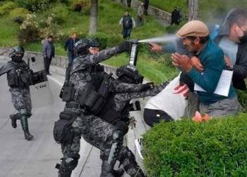 La mañana de este miércoles la Policía desbloqueo la autopista La Paz- El Alto donde choferes interciudad realizaban una protesta exigiendo que la Alcaldía de La Paz atienda sus demandas.
Fotos. APG