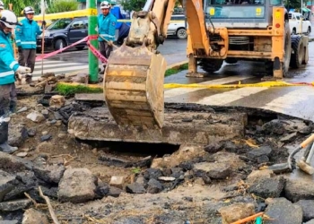 Emergencias de la alcaldía de La Paz, repara tardíamente sifonamiento en la calle 17 de Obrajes.