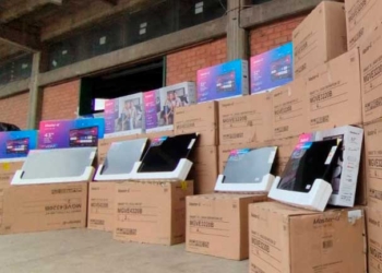 Decomisan contrabando de ropa y televisores valuado en Bs 647.426 en La Paz.