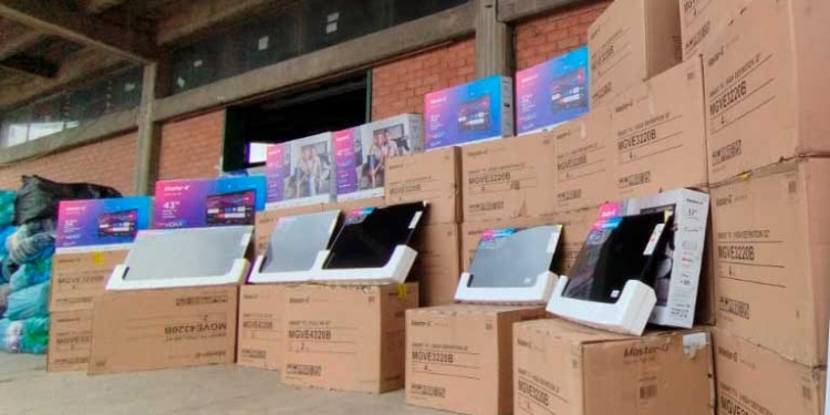Decomisan contrabando de ropa y televisores valuado en Bs 647.426 en La Paz.