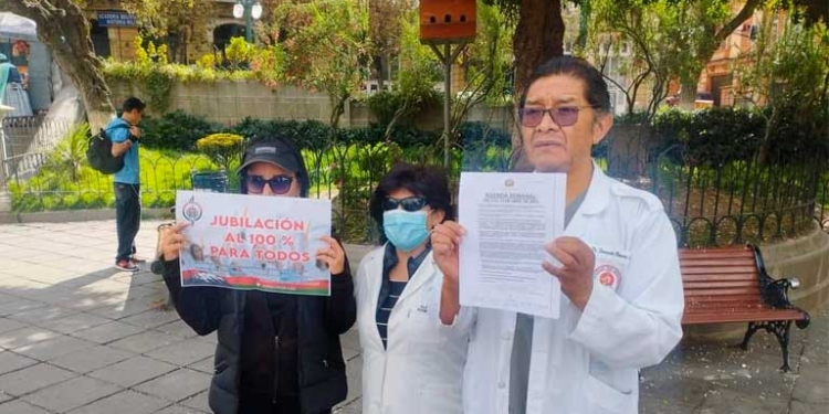 Médicos convocan a paro de 72 horas contra jubilación forzosa