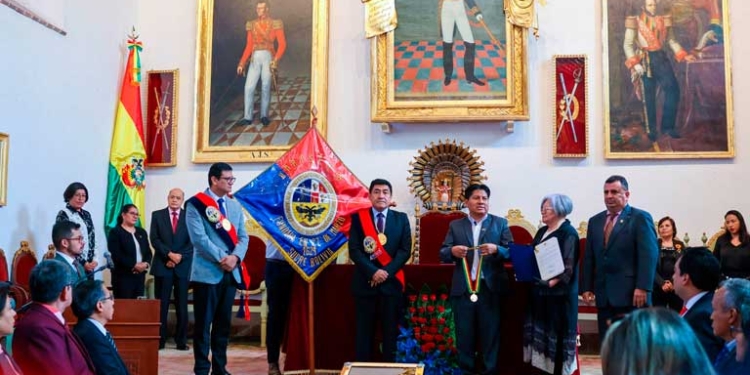 En el Salón de Honor de la Casa de la Libertad, la Cámara de Senadores del Estado Plurinacional, distingue condecoración especial con la orden ‘’Franz Tamayo’’ a la Universidad San Francisco Xavier de Chuquisaca, por sus ‘’4 Siglos’’ de Ciencia e Innovación, donde también se rindió homenaje a la memoria de Guillermo Francovich, figura destacada de la historia de la Universidad y defensor incansable de la educación y la cultura.