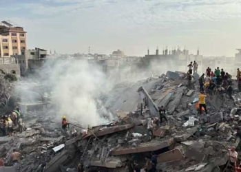 ARCHIVO - Palestinos buscan sobrevivientes tras un ataque aéreo israelí en el campamento de refugiados de Nuseirat, el martes 31 de octubre de 2023, en la Franja de Gaza. (AP Foto/Doaa AlBaz, Archivo)
(Doaa AlBaz / Associated Press)