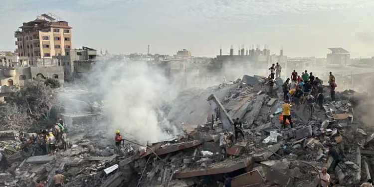 ARCHIVO - Palestinos buscan sobrevivientes tras un ataque aéreo israelí en el campamento de refugiados de Nuseirat, el martes 31 de octubre de 2023, en la Franja de Gaza. (AP Foto/Doaa AlBaz, Archivo)
(Doaa AlBaz / Associated Press)