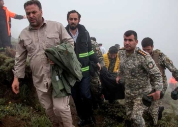 Socorristas iraníes transportan los cuerpos de las víctimas del helicóptero accidentado en el que viajaba el presidente de Irán. EFE/AZIN HAGHIGHI/MOJ NEWS