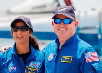 Los astronautas de la NASA Suni Williams (izquierda) y Butch Wilmore posan antes del lanzamiento. (Joe Skipper/Reuters)
