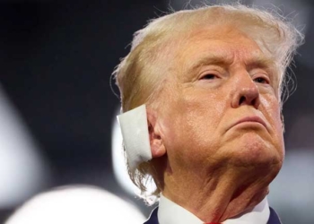 El candidato presidencial republicano y expresidente Donald J. Trump escucha discursos en la jornada inaugural de la Convención Nacional Republicana (RNC) en el Fiserv Forum de Milwaukee, Wisconsin, (EE.UU.). EFE/Allison Dinner