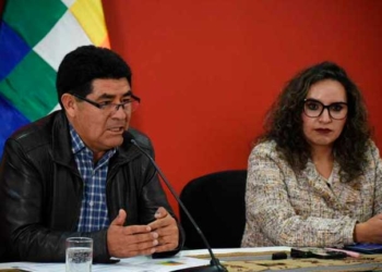 El ministro de Educación, Omar Veliz, en conferencia de prensa conjunta con la ministra de Salud, María Renée Castro. | Foto:  Gustavo Ticona