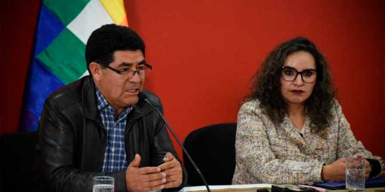 El ministro de Educación, Omar Veliz, en conferencia de prensa conjunta con la ministra de Salud, María Renée Castro. | Foto:  Gustavo Ticona