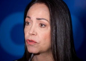 La líder antichavista de Venezuela María Corina Machado habla durante una entrevista con EFE, este jueves en Caracas (Venezuela). EFE/ Miguel Gutiérrez