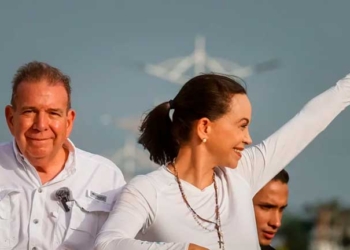 Fotografía de archivo del candidato a la presidencia de Venezuela, Edmundo González (i), y la líder de la oposición, María Corina Machado, en Puerto La Cruz (Venezuela). EFE/ Miguel Gutiérrez