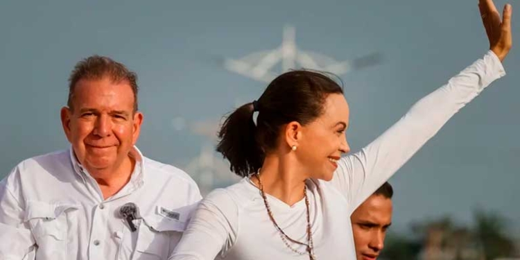 Fotografía de archivo del candidato a la presidencia de Venezuela, Edmundo González (i), y la líder de la oposición, María Corina Machado, en Puerto La Cruz (Venezuela). EFE/ Miguel Gutiérrez