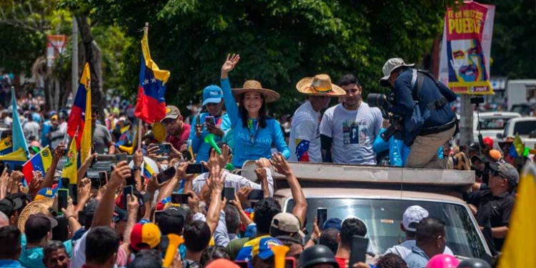 La líder antichavista María Corina Machado habla a sus simpatizantes durante una caravana para promover el voto hacia el candidato presidencial de la principal alianza opositora de Venezuela, Edmundo González Urrutia, de cara a las elecciones presidenciales, este sábado en Maturín (Venezuela). EFE/ Henry Chirinos