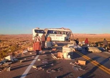 Sube a más de 20 fallecidos choque entre bus y camión en La Paz