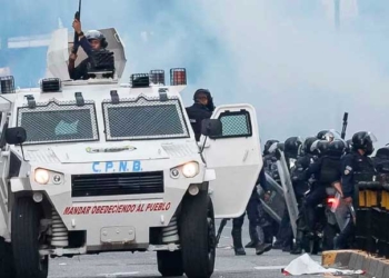 Integrantes de la Policía Nacional Bolivariana (PNB) enfrentan a manifestantes opositores, el 29 de julio de 2024, durante una protesta contra de los resultados de las elecciones presidenciales, en Caracas (Venezuela). EFE/ Ronald Peña R.