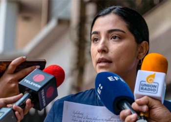 La esposa del dirigente opositor Freddy Superlano venezolano, Aurora Silva de Superlano, ofrece declaraciones este jueves, afuera del Ministerio Público de Venezuela en Caracas (Venezuela). EFE/Henry Chirinos