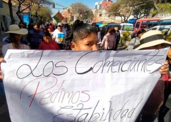 Comerciantes marchan en protesta por escasez de dólares en el país