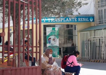 Fotografía del 7 de agosto de 2024 de personas esperando frente a la clínica de radioterapia del Seguro Universal de Bolivia, en La Paz (Bolivia). EFE/ Luis Gandarillas