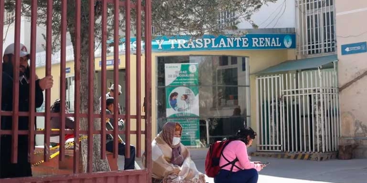 Fotografía del 7 de agosto de 2024 de personas esperando frente a la clínica de radioterapia del Seguro Universal de Bolivia, en La Paz (Bolivia). EFE/ Luis Gandarillas