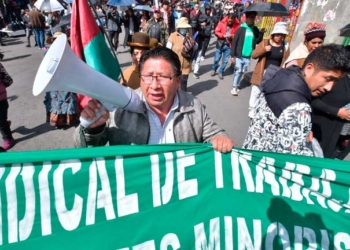 𝐆𝐫𝐞𝐦𝐢𝐚𝐥𝐞𝐬 𝐦𝐚𝐫𝐜𝐡𝐚𝐧 𝐞𝐧 𝐋𝐚 𝐏𝐚𝐳 𝐩𝐨𝐫 𝐥𝐚 𝐟𝐚𝐥𝐭𝐚 𝐝𝐞 𝐝𝐨́𝐥𝐚𝐫𝐞𝐬 𝐞𝐧 𝐥𝐚 𝐚𝐧𝐭𝐞𝐬𝐚𝐥𝐚 𝐝𝐞𝐥 𝐚𝐦𝐩𝐥𝐢𝐚𝐝𝐨 𝐩𝐚𝐫𝐚 𝐝𝐞𝐟𝐢𝐧𝐢𝐫 𝐦𝐚́𝐬 𝐦𝐞𝐝𝐢𝐝𝐚𝐬 𝐝𝐞 𝐩𝐫𝐞𝐬𝐢𝐨́𝐧