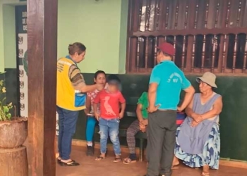 La directora de la Defensoría del municipio de San Ignacio de Velasco, Dally Guzmán interviniendo en la familia del niño