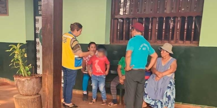 La directora de la Defensoría del municipio de San Ignacio de Velasco, Dally Guzmán interviniendo en la familia del niño