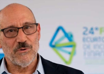 El presidente de la firma IBI Consultants, el estadounidense Douglas Farah, habla en una entrevista con EFE en la isla Galápagos (Ecuador). EFE/Juan Francisco Chávez