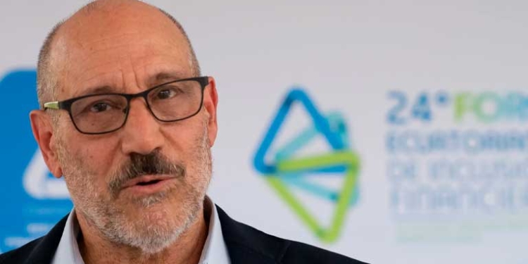 El presidente de la firma IBI Consultants, el estadounidense Douglas Farah, habla en una entrevista con EFE en la isla Galápagos (Ecuador). EFE/Juan Francisco Chávez