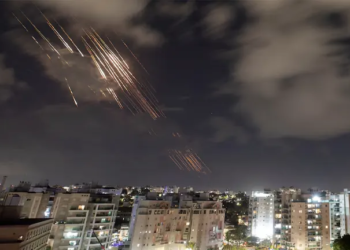 Misiles interceptados por la defensa israelí, vistos desde AshkelonFoto: Amir Cohen