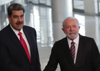 El presidente de Brasil, Luiz Inácio Lula da Silva, estrecha la mano de su homólogo venezolano, Nicolás Maduro,, en el Palacio do Planalto, en Brasilia (Brasil). EFE/André Coelho
