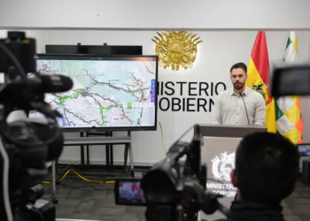 Ministro Del Castillo en  conferencia de prensa