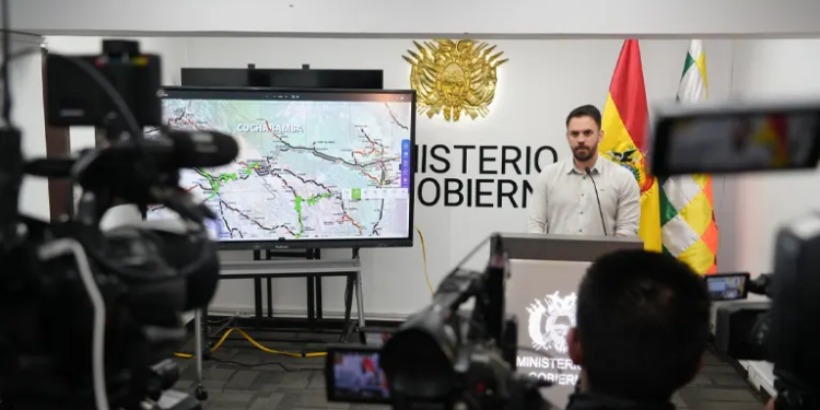 Ministro Del Castillo en  conferencia de prensa