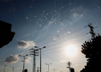 La 'Cúpula de Hierro' intercepta cohetes de Hezbolá sobre Haifa