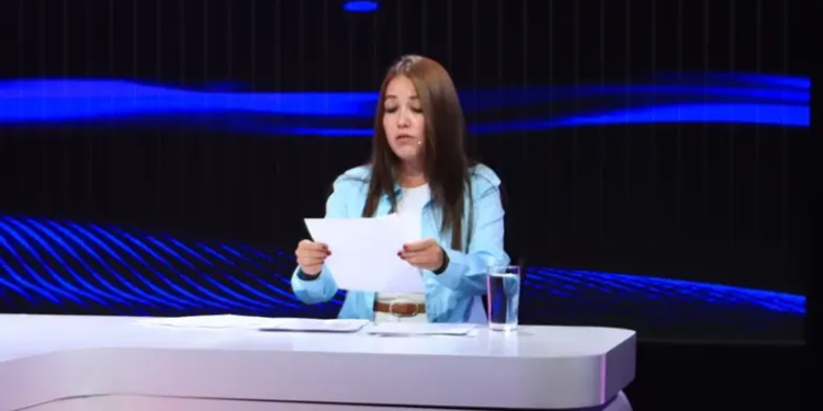 Diputada de CC, muestra parte de las pruebas en el caso contra Evo Morales. Foto: Red Uno.