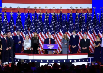 Donald Trump rodeado de su familia y su equipo. EFE/EPA/Cristobal Herrera-Ulashkevich