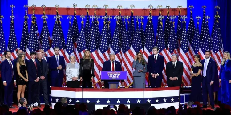 Donald Trump rodeado de su familia y su equipo. EFE/EPA/Cristobal Herrera-Ulashkevich