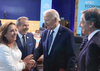 Fotografía cedida por la Presidencia de Perú del presidente de Estados Unidos, Joe Biden (c); el secretario de Estado de los Estados Unidos, Antony Blinken (d); la presidenta de Perú, Dina Boluarte, y el canciller de Perú, Elmer Schialer (i), durante la sesión informal de la reunión de líderes del Foro de Cooperación Económica Asia Pacífico (APEC), este viernes en Lima (Perú). EFE/Presidencia De Perú