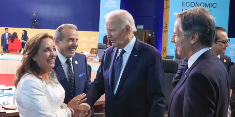 Fotografía cedida por la Presidencia de Perú del presidente de Estados Unidos, Joe Biden (c); el secretario de Estado de los Estados Unidos, Antony Blinken (d); la presidenta de Perú, Dina Boluarte, y el canciller de Perú, Elmer Schialer (i), durante la sesión informal de la reunión de líderes del Foro de Cooperación Económica Asia Pacífico (APEC), este viernes en Lima (Perú). EFE/Presidencia De Perú