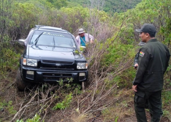 Delincuentes hieren a mujer y desatan balacera con la Policía