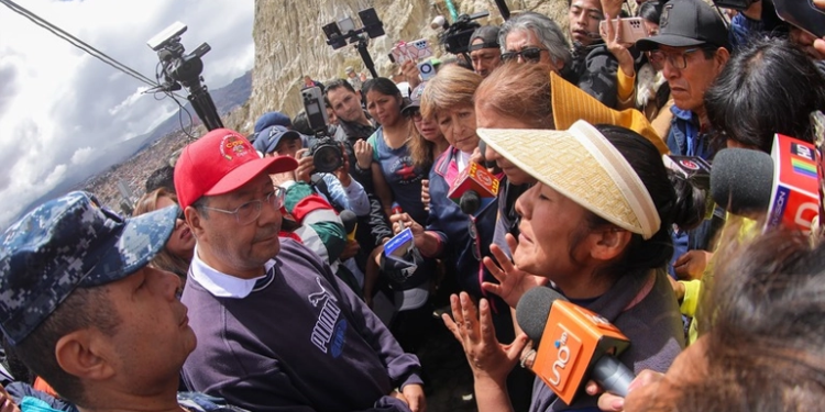 El presidente Luis Arce conversa con los vecinos de Bajo Llojeta