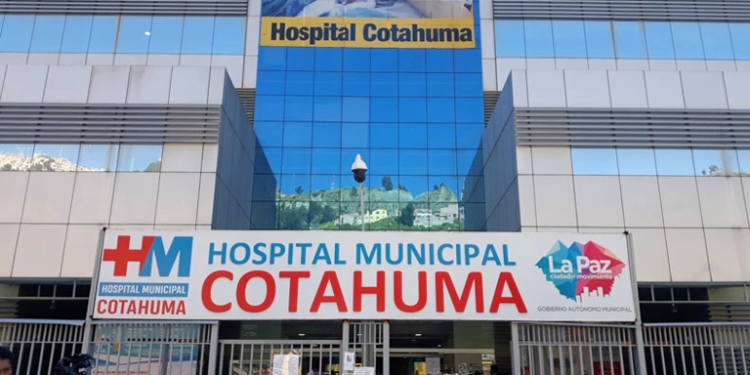 Pacientes madrugan desde las 2 a.m. por una ficha en el Hospital Cotahuma