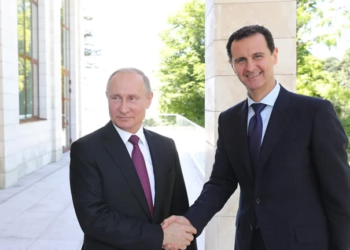 El presidente ruso, Vladimir Putin, estrecha la mano de Bashar al-Assad, en una imagen de archivo. EFE/Michael Klimentyev/Sputnik/Kremlin Pool
