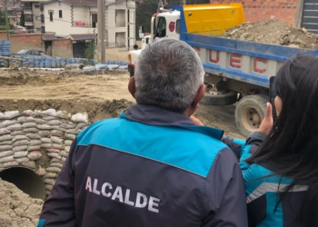 Alcalde de La Paz, Iván Arias durante su visita en Bajo Llojeta