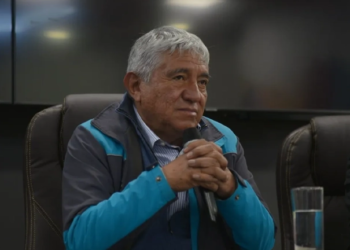 Alcalde Iván Arias en contacto con los medios de comunicación.