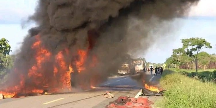 Camión cargado de aceite se incendia en carretera del Beni
