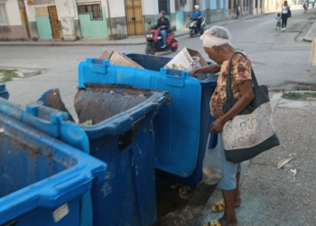 Una mujer revisando un contenedor de basura en Cuba. CREDITO: DIARIO DE CUBA