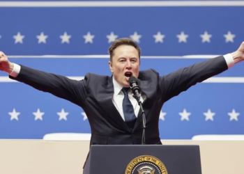 El CEO de Tesla, Elon Musk, saluda a la multitud en la ceremonia de posesión del presidente Donald Trump in Washington, DC. EFE/EPA/ALLISON DINNER