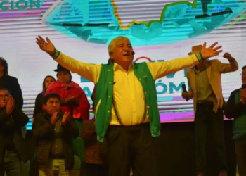 El alcalde Iván Arias se dirige a los asistentes en el II congreso de la "Alianza Por el Bien Común – Somos Pueblo", realizado en el Coliseo Don Bosco